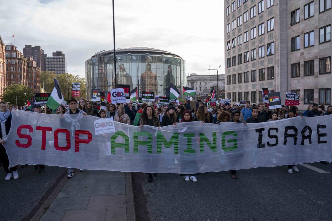 Londra'da on binlerce kişi Filistin'e özgürlük istedi 12