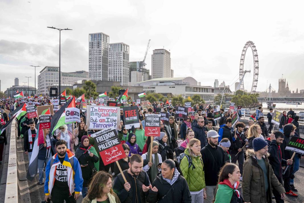 Londra'da on binlerce kişi Filistin'e özgürlük istedi 9