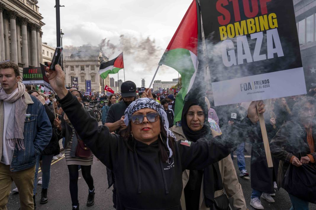 Londra'da on binlerce kişi Filistin'e özgürlük istedi 11