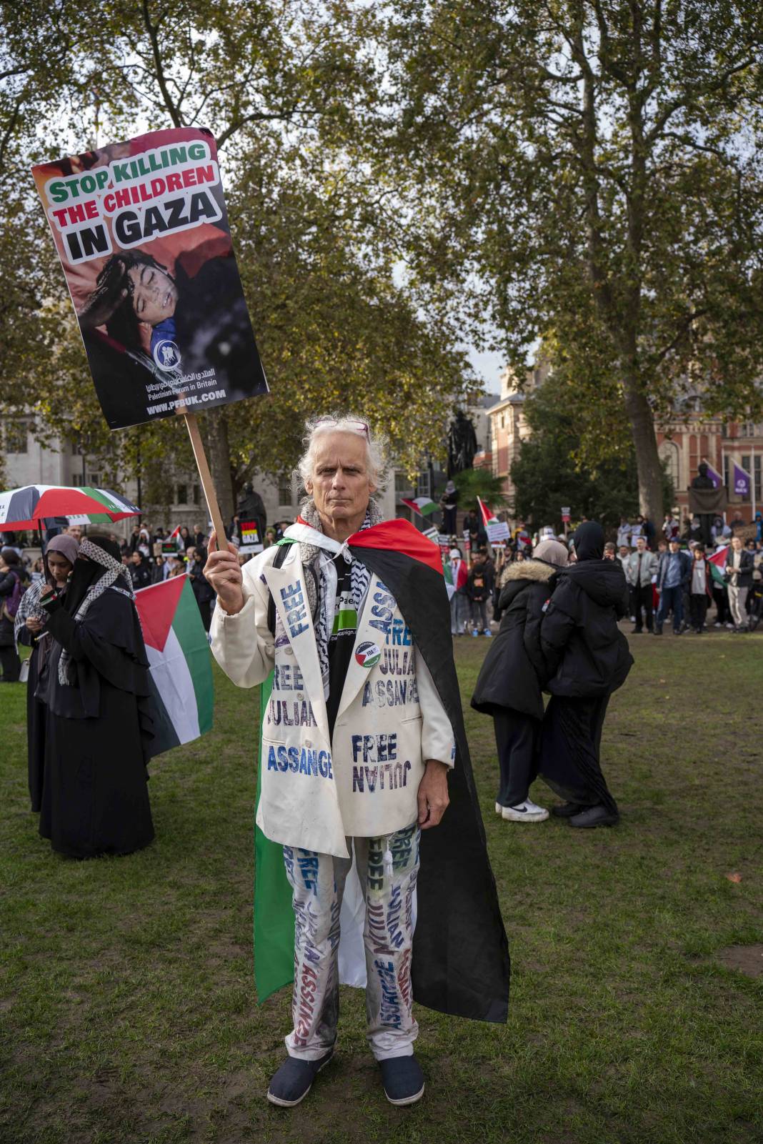 Londra'da on binlerce kişi Filistin'e özgürlük istedi 3