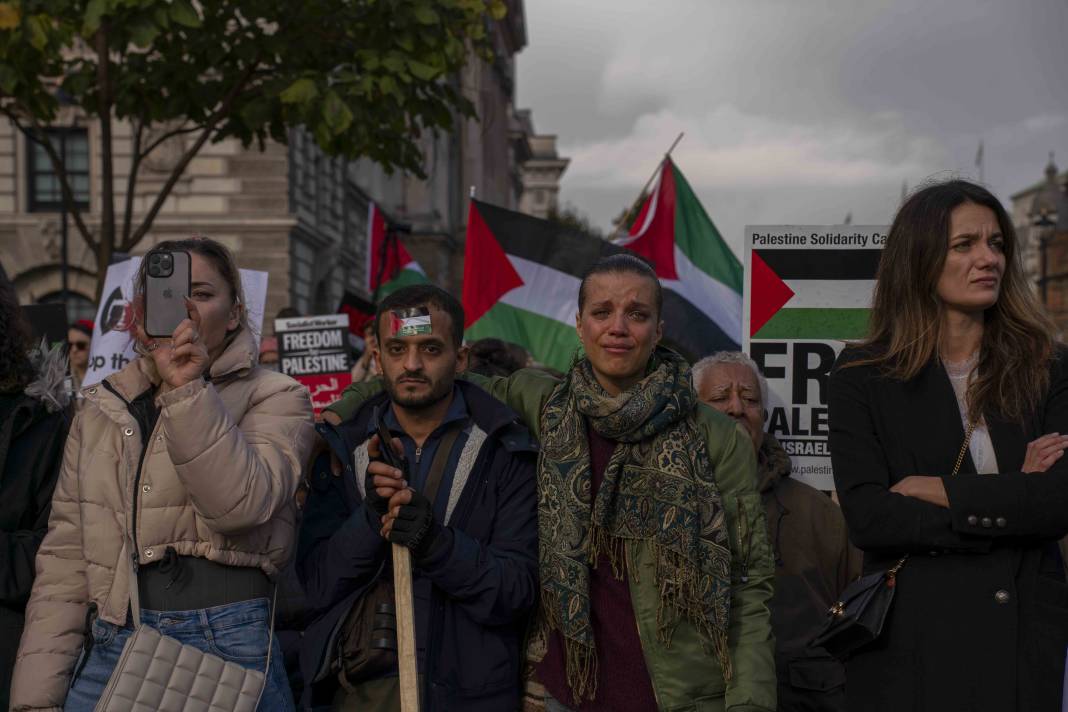 Londra'da on binlerce kişi Filistin'e özgürlük istedi 2