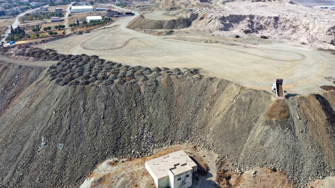 6 bin depremzede yaşıyor: Konteyner kent yakınında asbest tehlikesi 9