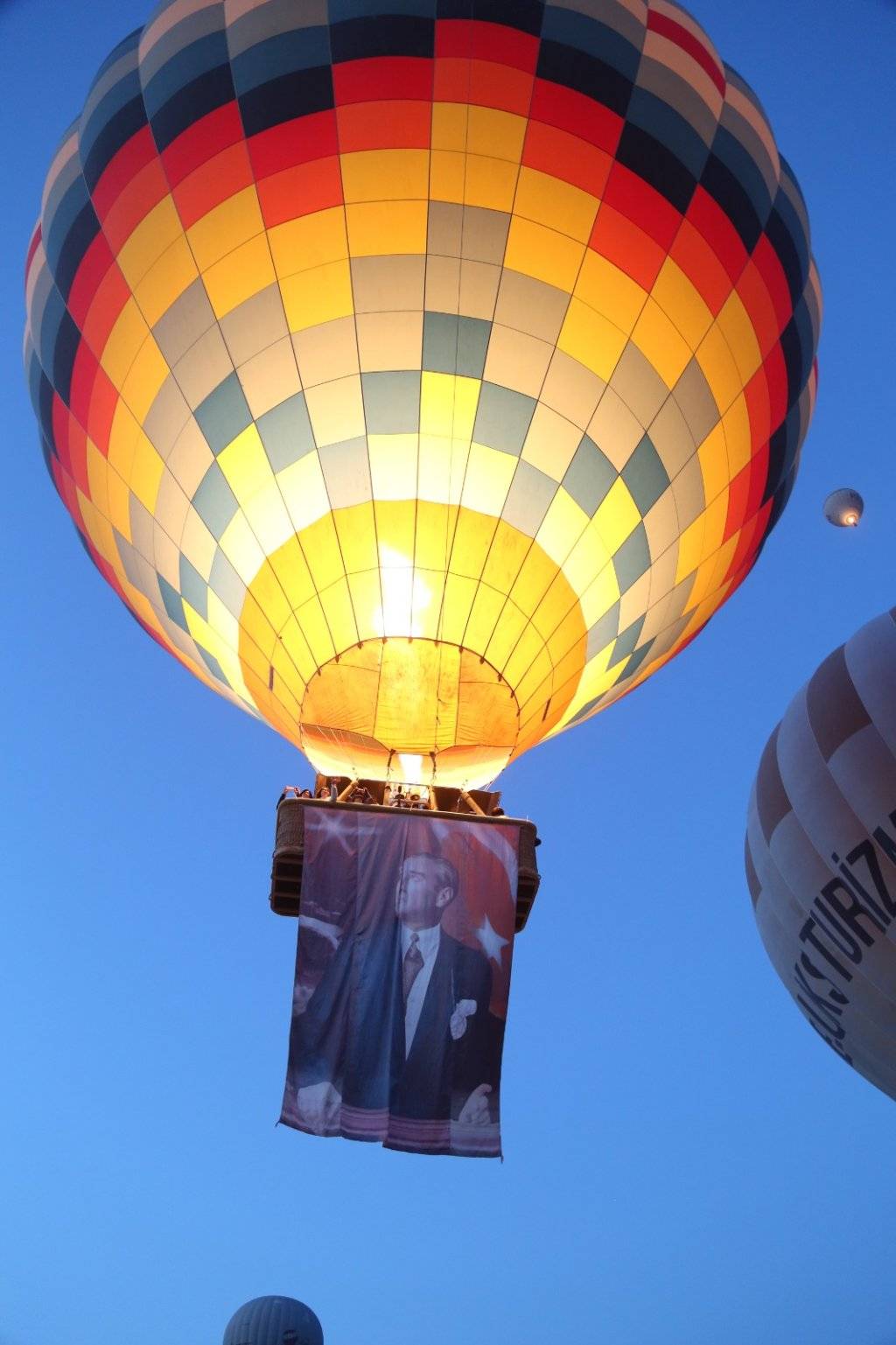 Sıcak hava balonları 10 Kasım'da böyle görüntülendi: Atatürk posterleriyle havalandılar 5