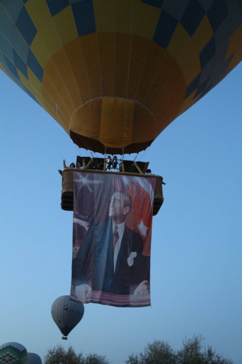 Sıcak hava balonları 10 Kasım'da böyle görüntülendi: Atatürk posterleriyle havalandılar 2
