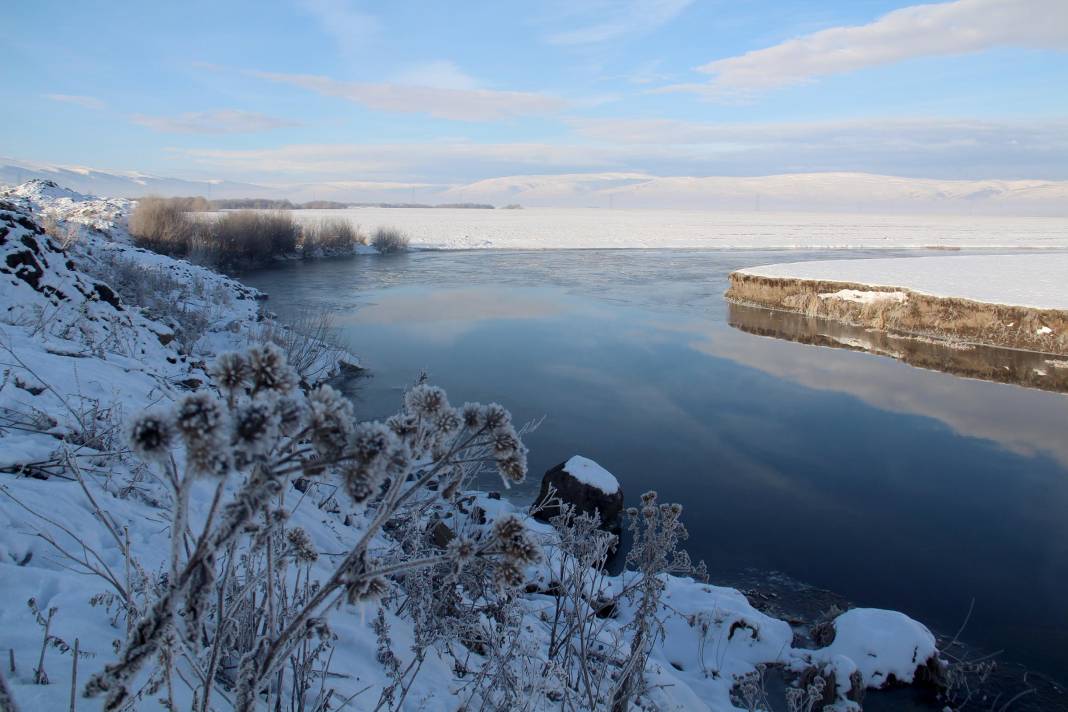 ‘Türkiye’nin çatısı’ Ardahan’da Sibirya soğukları: Kura Nehri'nin yüzeyi buz tuttu 2