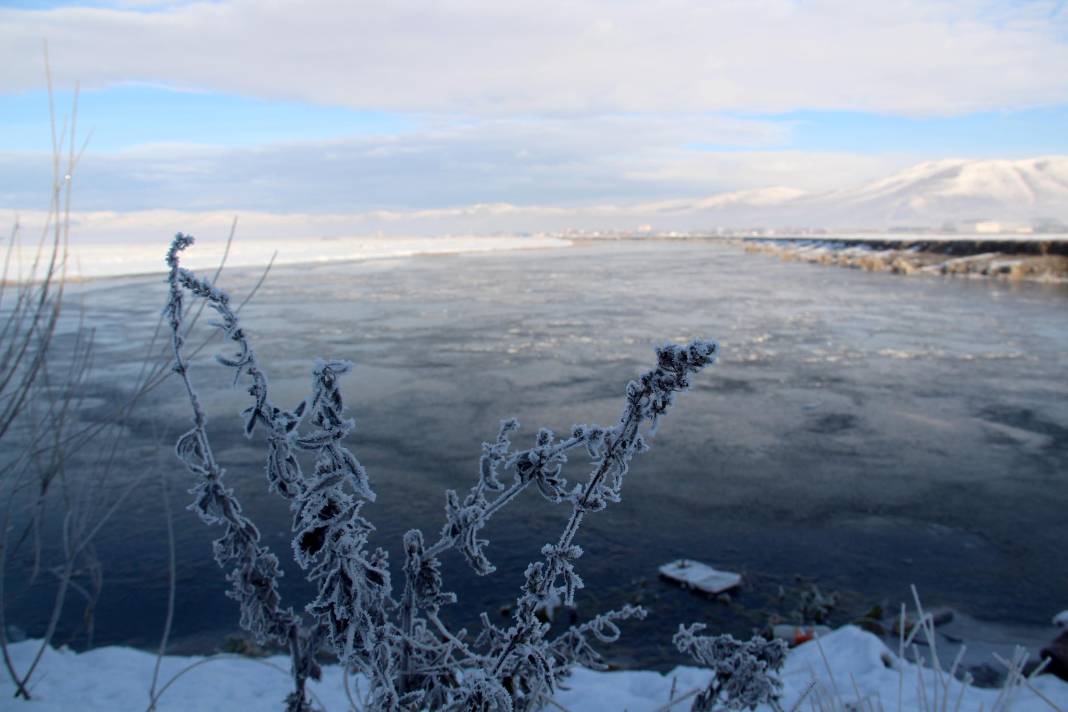‘Türkiye’nin çatısı’ Ardahan’da Sibirya soğukları: Kura Nehri'nin yüzeyi buz tuttu 5