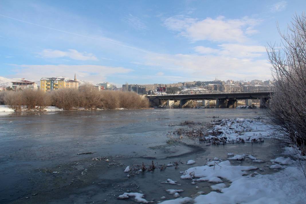 ‘Türkiye’nin çatısı’ Ardahan’da Sibirya soğukları: Kura Nehri'nin yüzeyi buz tuttu 3