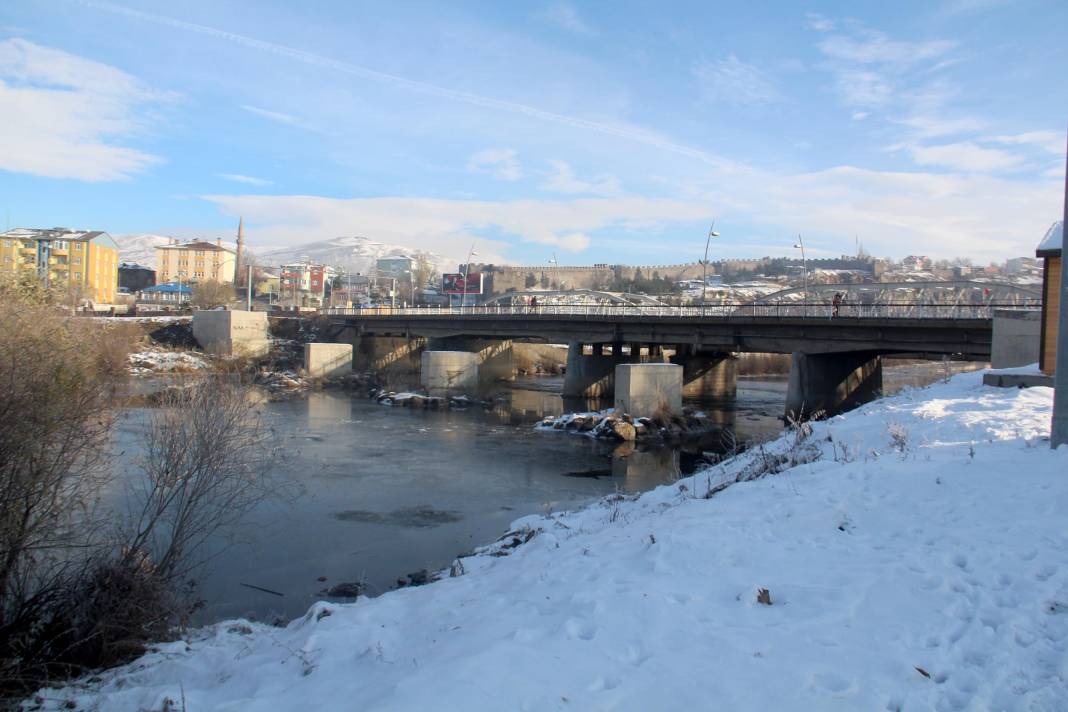 ‘Türkiye’nin çatısı’ Ardahan’da Sibirya soğukları: Kura Nehri'nin yüzeyi buz tuttu 4
