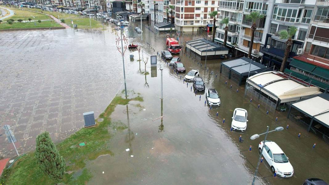 İzmir'de deniz taşkınında hasar büyük: Bini aşkın ev ve işyeri etkilendi 7