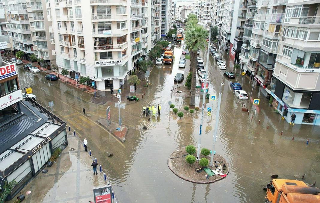 İzmir'de deniz taşkınında hasar büyük: Bini aşkın ev ve işyeri etkilendi 5