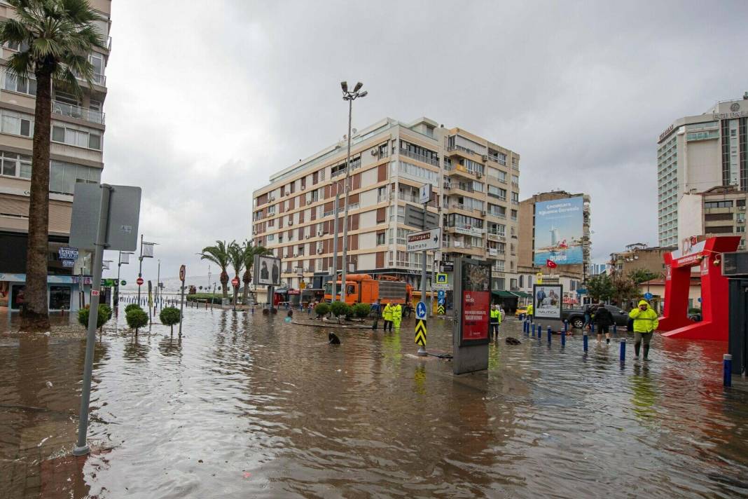 İzmir'de deniz taşkınında hasar büyük: Bini aşkın ev ve işyeri etkilendi 6