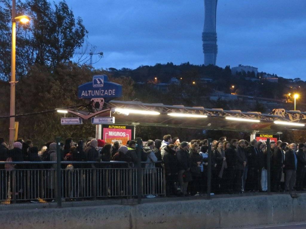 Vapur seferleri iptal edildi, Marmaray ve metrobüste yoğunluk böyle görüntülendi 5