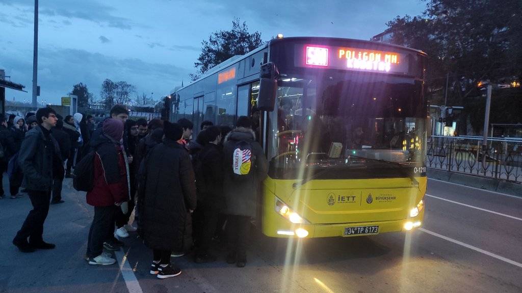 Vapur seferleri iptal edildi, Marmaray ve metrobüste yoğunluk böyle görüntülendi 7