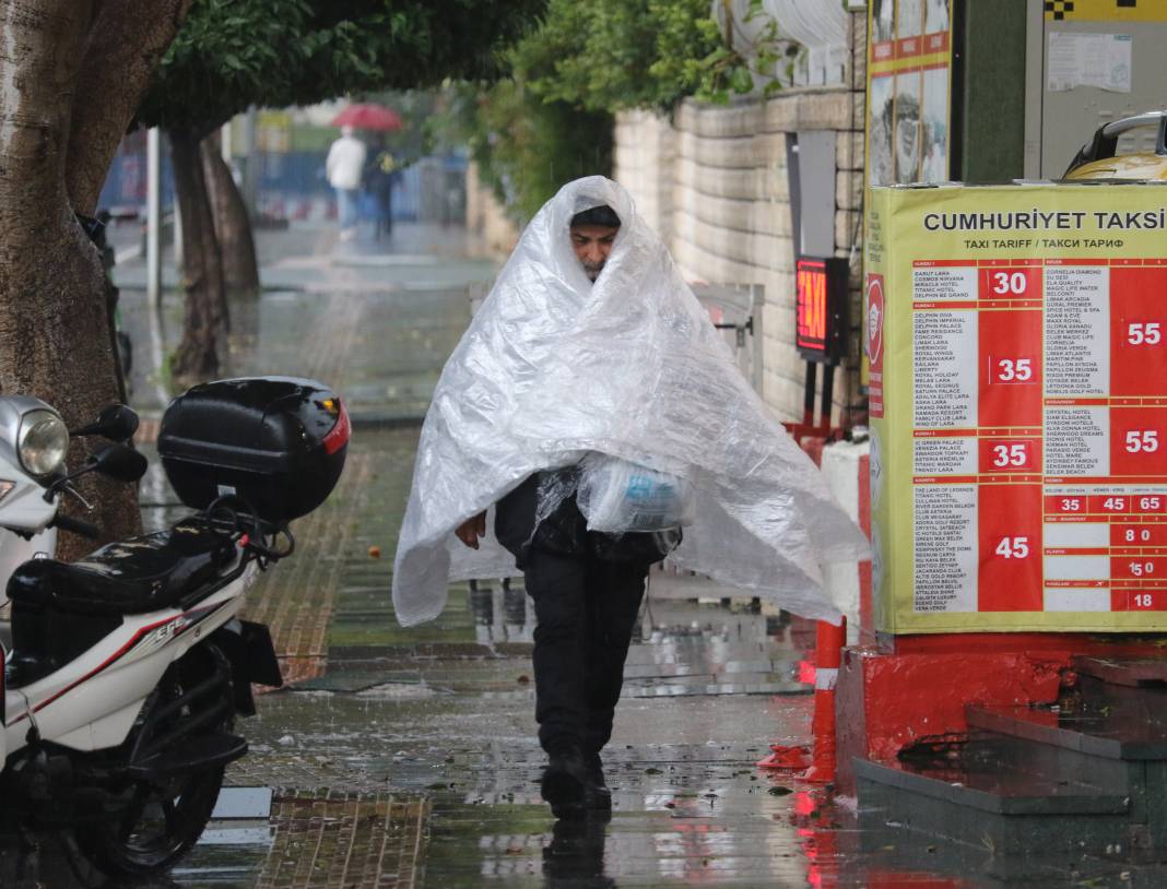 Antalya'da fırtına hayatı kilitledi, tekne battı uçaklar iniş yapamadı 7