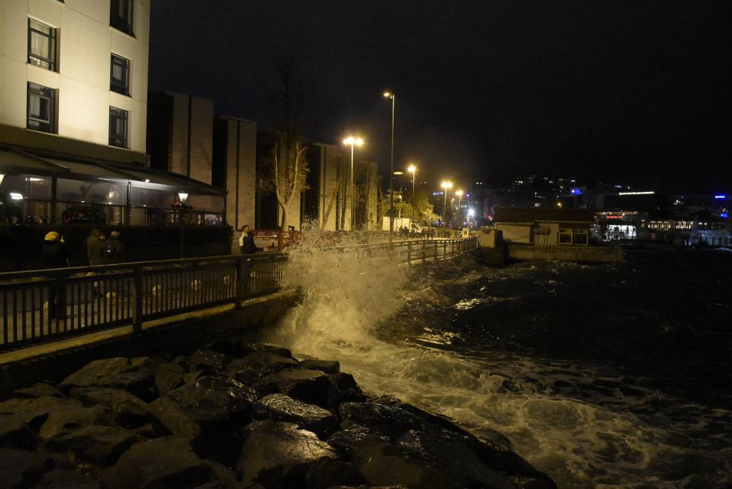 Fırtına İstanbul'da hem kara trafiğini hem deniz ulaşımını vurdu 2