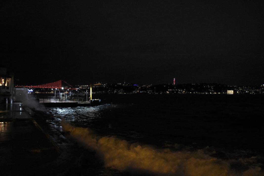 Fırtına İstanbul'da hem kara trafiğini hem deniz ulaşımını vurdu 5