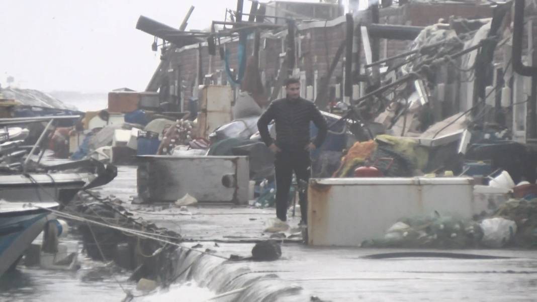 İstanbul'da fırtına: Avcılar'da balıkçı barınağı su altında kaldı 6