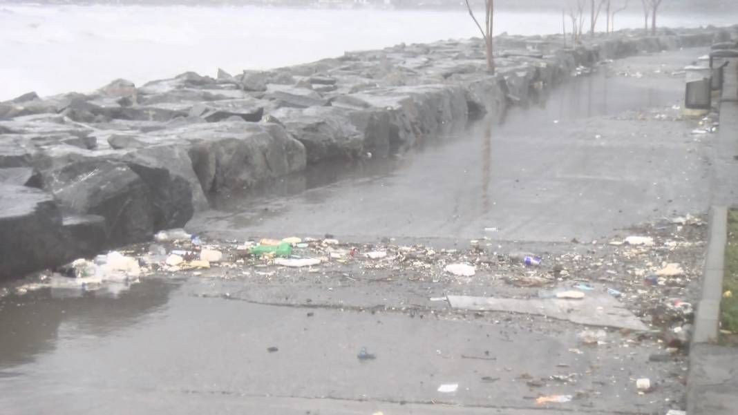İstanbul'da fırtına: Avcılar'da balıkçı barınağı su altında kaldı 1