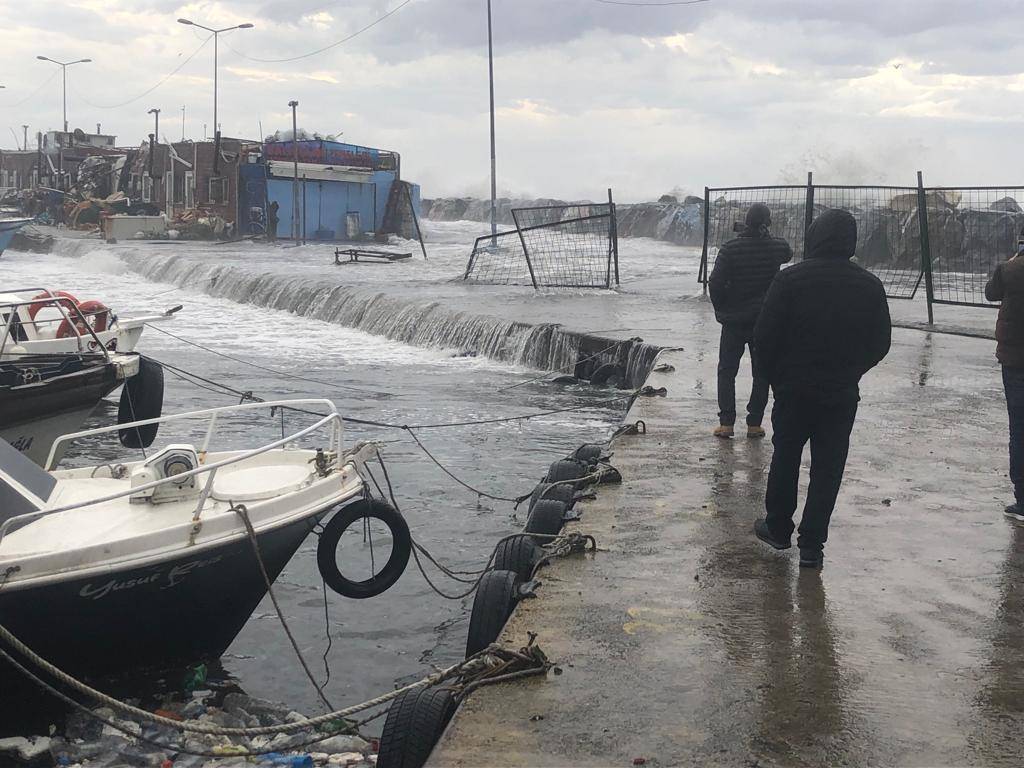 İstanbul'da fırtına: Avcılar'da balıkçı barınağı su altında kaldı 8