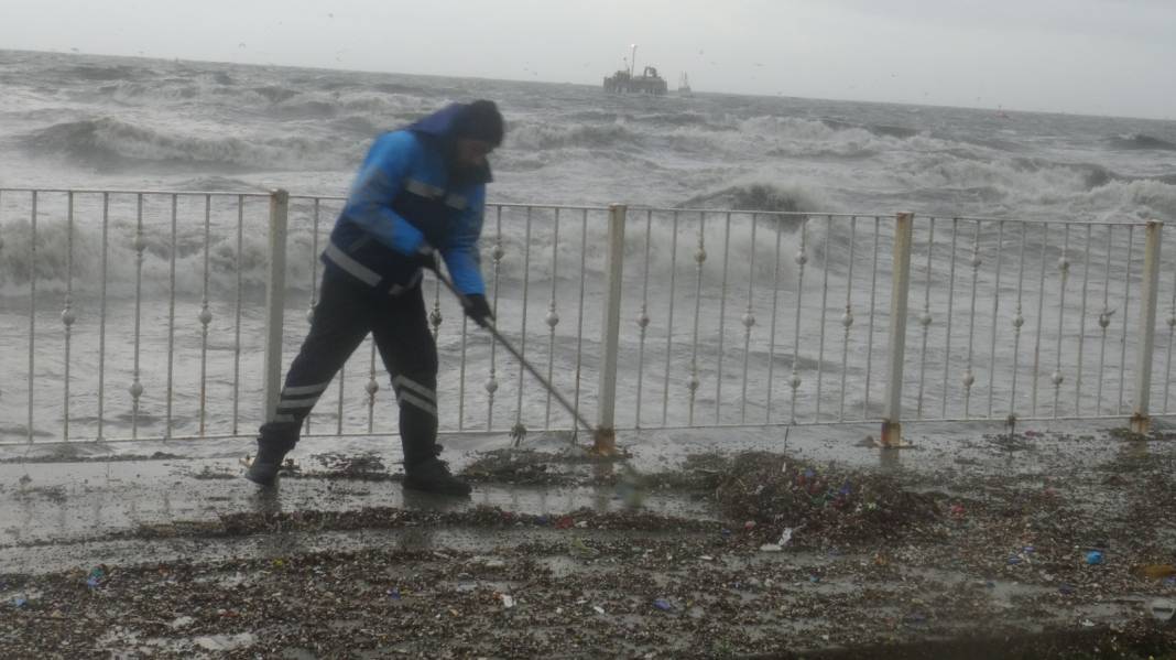 İstanbul'da fırtına: Avcılar'da balıkçı barınağı su altında kaldı 5