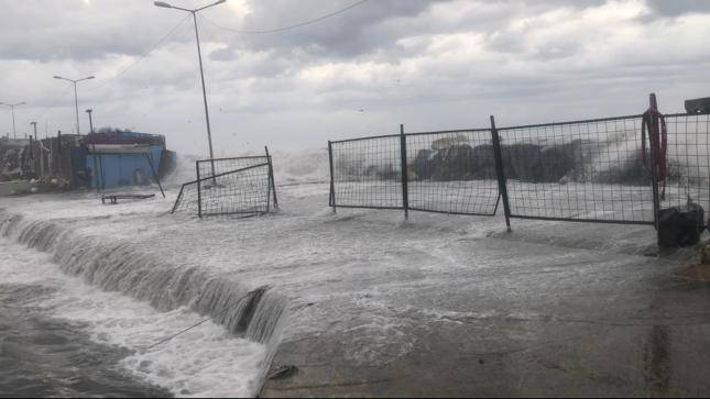 İstanbul'da fırtına: Avcılar'da balıkçı barınağı su altında kaldı 4