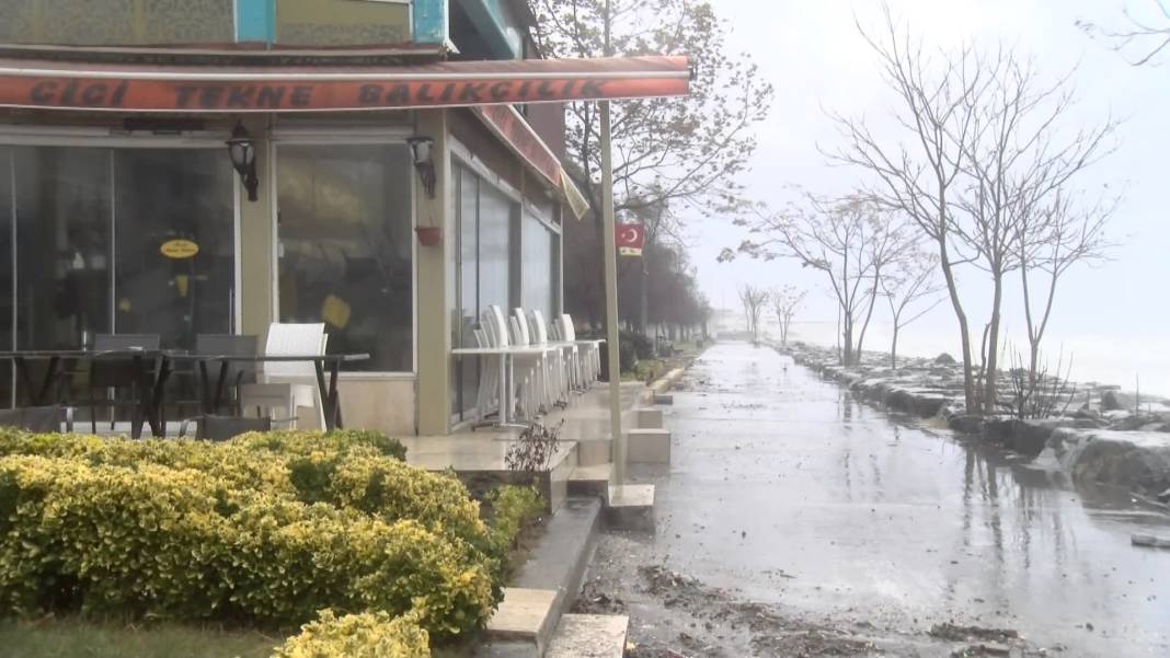İstanbul'da fırtına: Avcılar'da balıkçı barınağı su altında kaldı 2