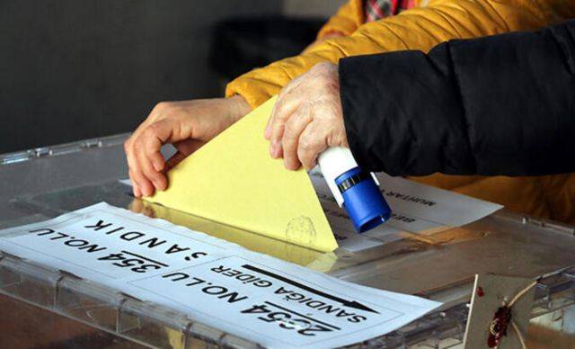 İstanbul'da yerel seçim anketinde AKP önde 8