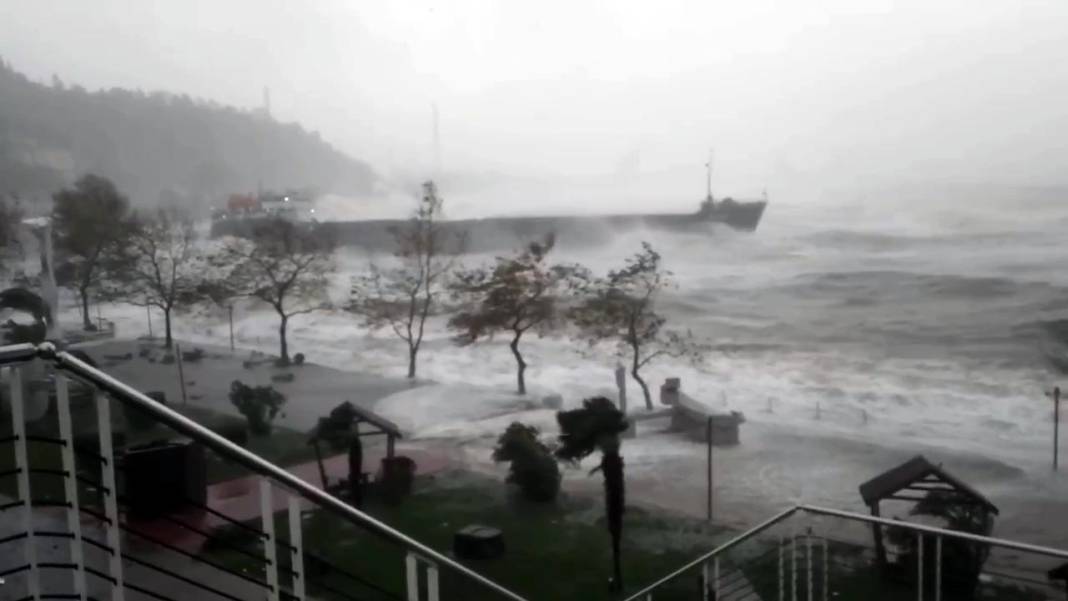 Fırtına tüm yurtta etkili oldu: Ağaçlar devrildi, yollar çöktü, tekneler battı 3