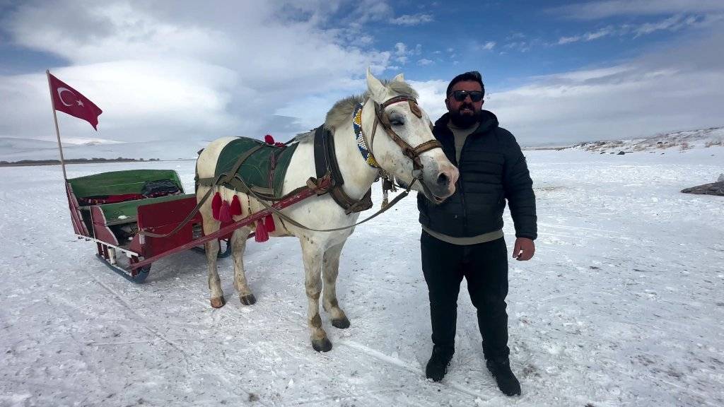 Buz tutan Çıldır Gölü, tatilcilerin yeni eğlence durağı oldu 3