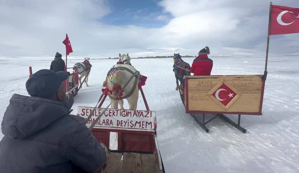 Buz tutan Çıldır Gölü, tatilcilerin yeni eğlence durağı oldu 4