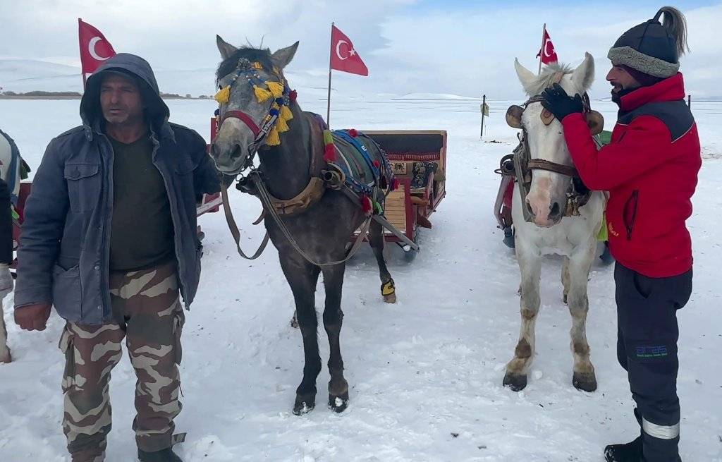 Buz tutan Çıldır Gölü, tatilcilerin yeni eğlence durağı oldu 7