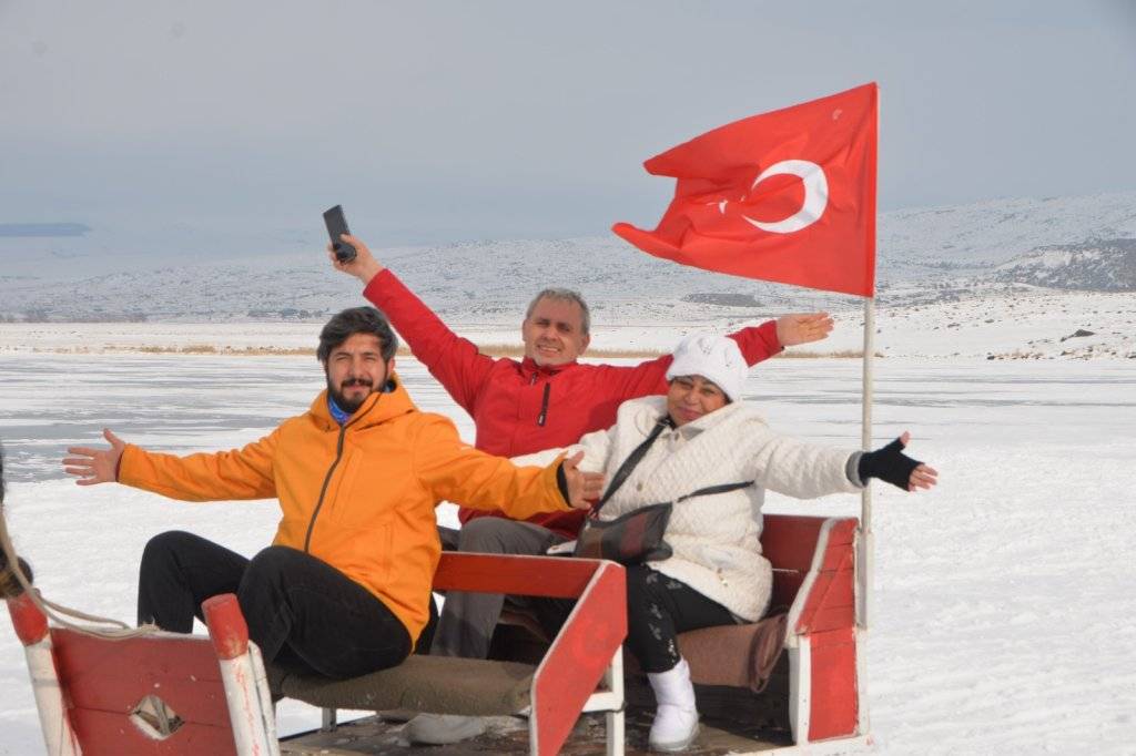 Buz tutan Çıldır Gölü, tatilcilerin yeni eğlence durağı oldu 1