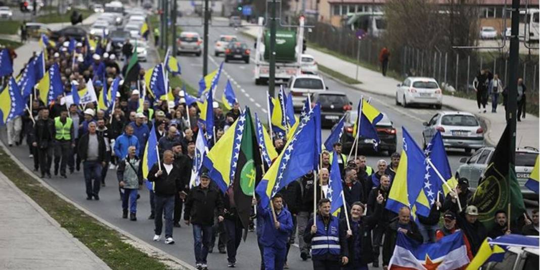 Bosna Hersek'in başkentinde binlerce maden işçisi eylem yaptı 1