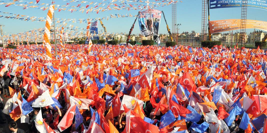 AKP yenilginin nedenlerini araştırıyor | Parti kurmayları: Oy kayması durmadı, mevcut durumda CHP birinci parti 1