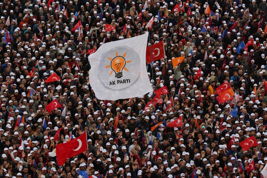 AKP yenilginin nedenlerini araştırıyor | Parti kurmayları: Oy kayması durmadı, mevcut durumda CHP birinci parti 2