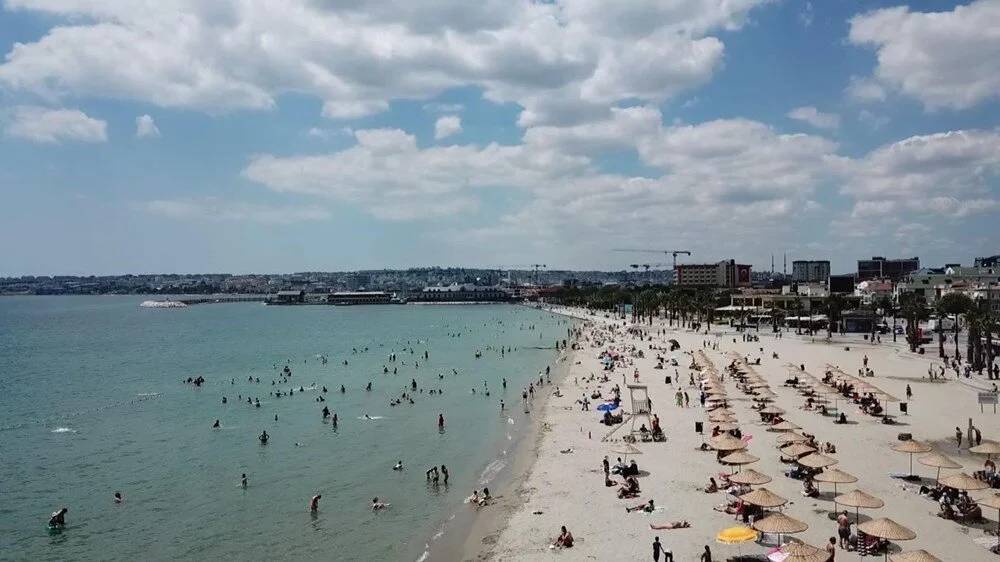 İstanbul'da kalanlar plajlara akın etti 1