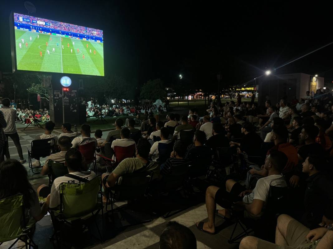 Stadyumlar, meydanlar... Her yerde maç izleniyor 5