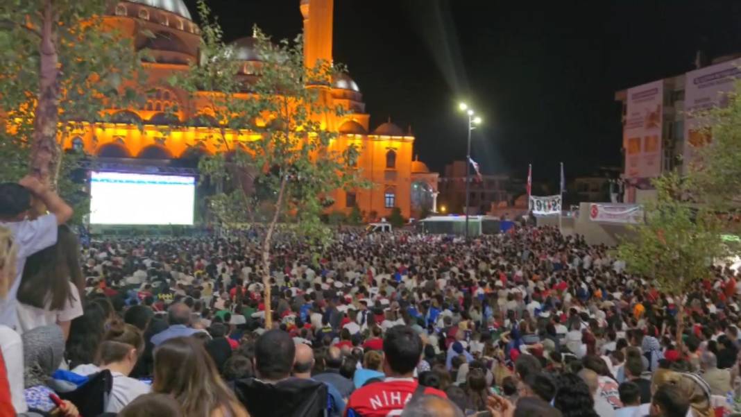 Stadyumlar, meydanlar... Her yerde maç izleniyor 4