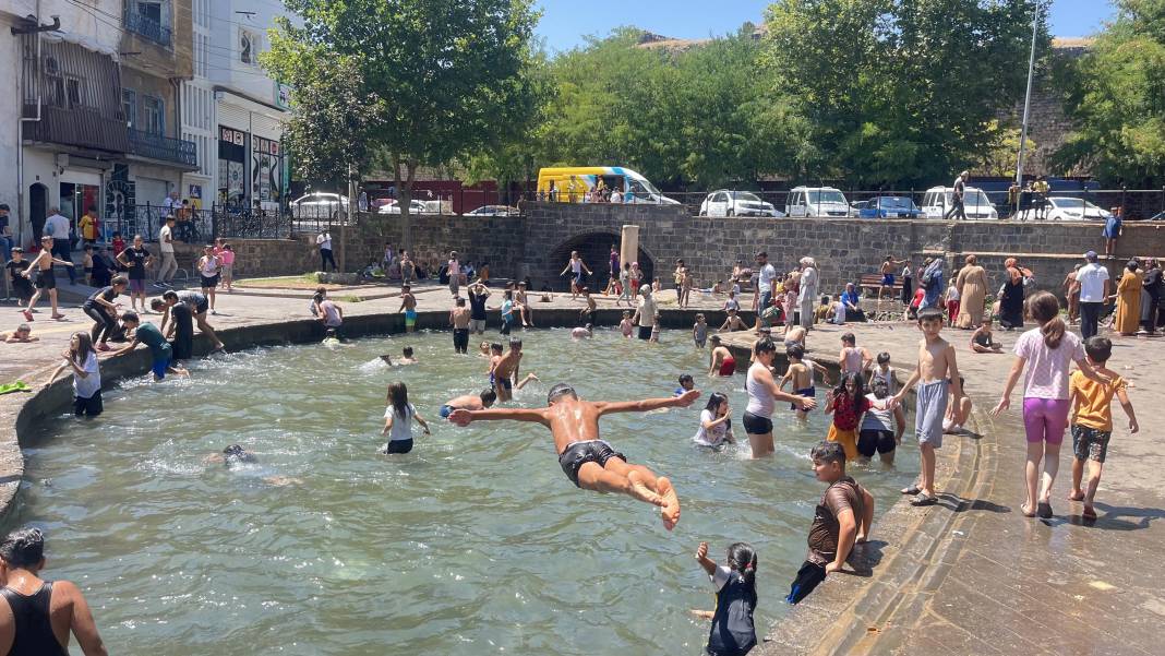 Diyarbakır 40 derece! Çocuklar süs havuzunda dönerciler buza mahkum 5