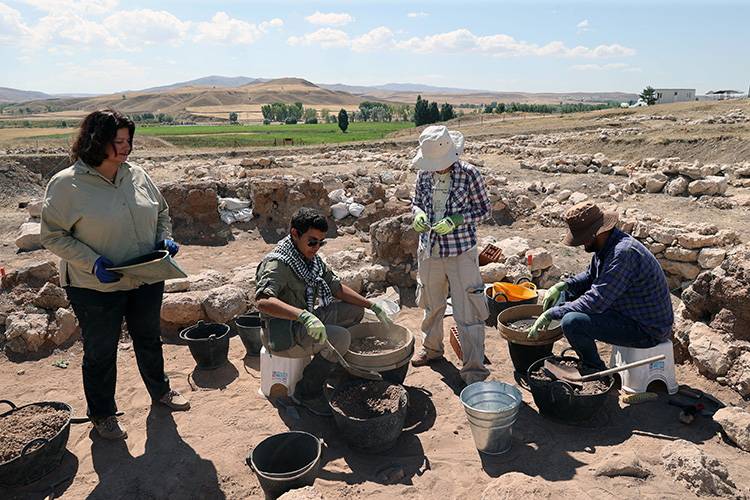 Sivas'ta arkeolojik kazı: Kraliyet ailesinin mühürleri bulundu 1