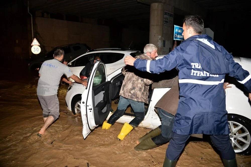 Trabzon'da sağanak: Dereler taştı, 1 kişi kayıp 4