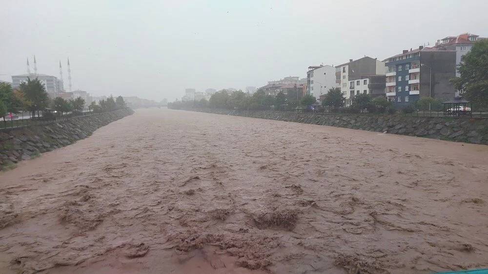 Trabzon'da sağanak: Dereler taştı, 1 kişi kayıp 5