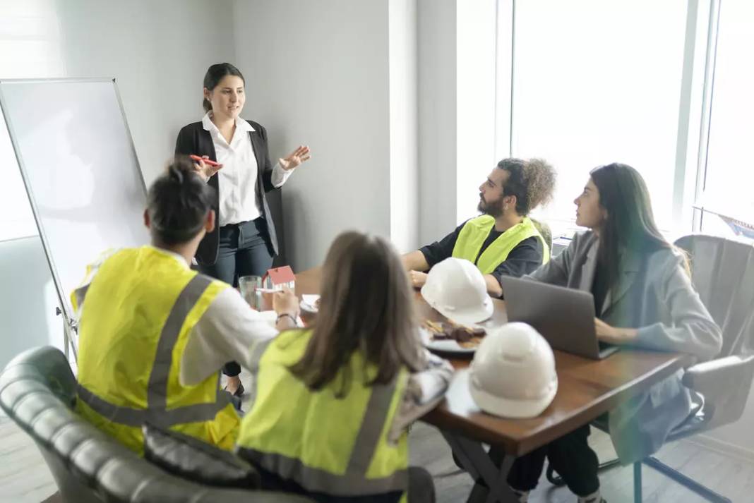 Ekonomik kriz toplumu sarıyor: 'Beyaz yakalılar da geriye gidiş yaşıyor' 9