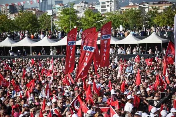 Son anket: CHP-AKP başabaş; fark yüzde 0,5 2