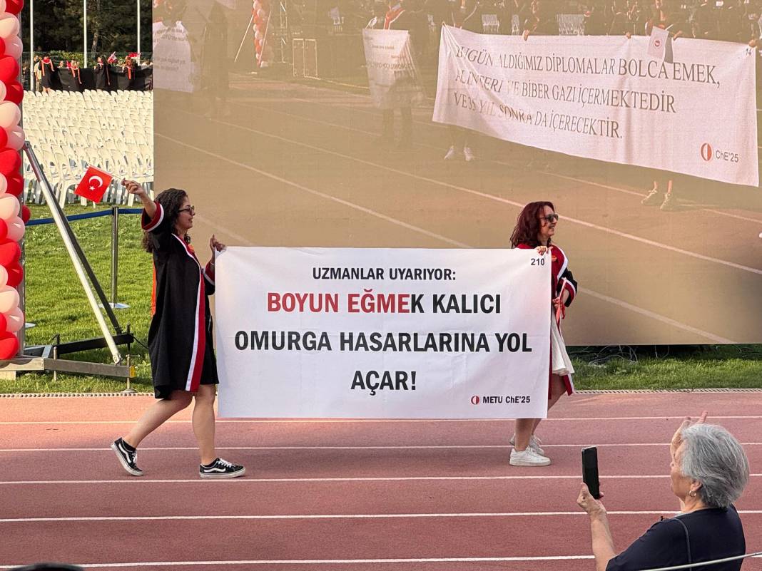 ODTÜ'nün mezuniyet törenine pankartlar damga vurdu 4