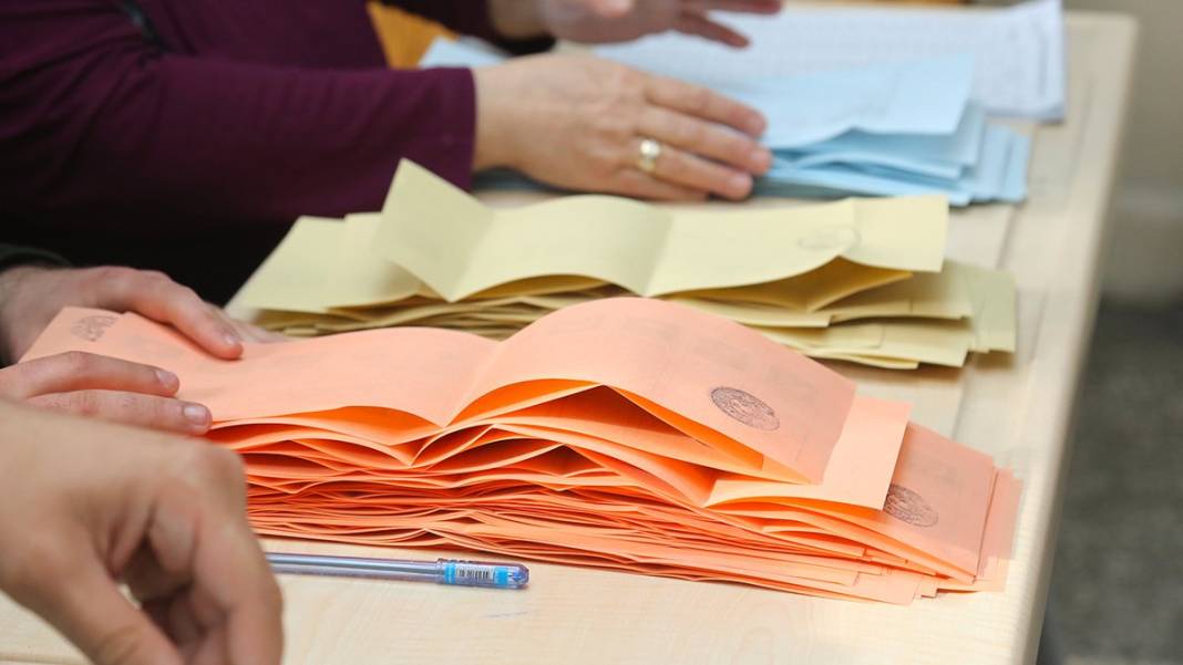 Yeni anketten dikkat çeken sonuçlar: CHP ile AKP arasındaki puan farkı kapandı 3