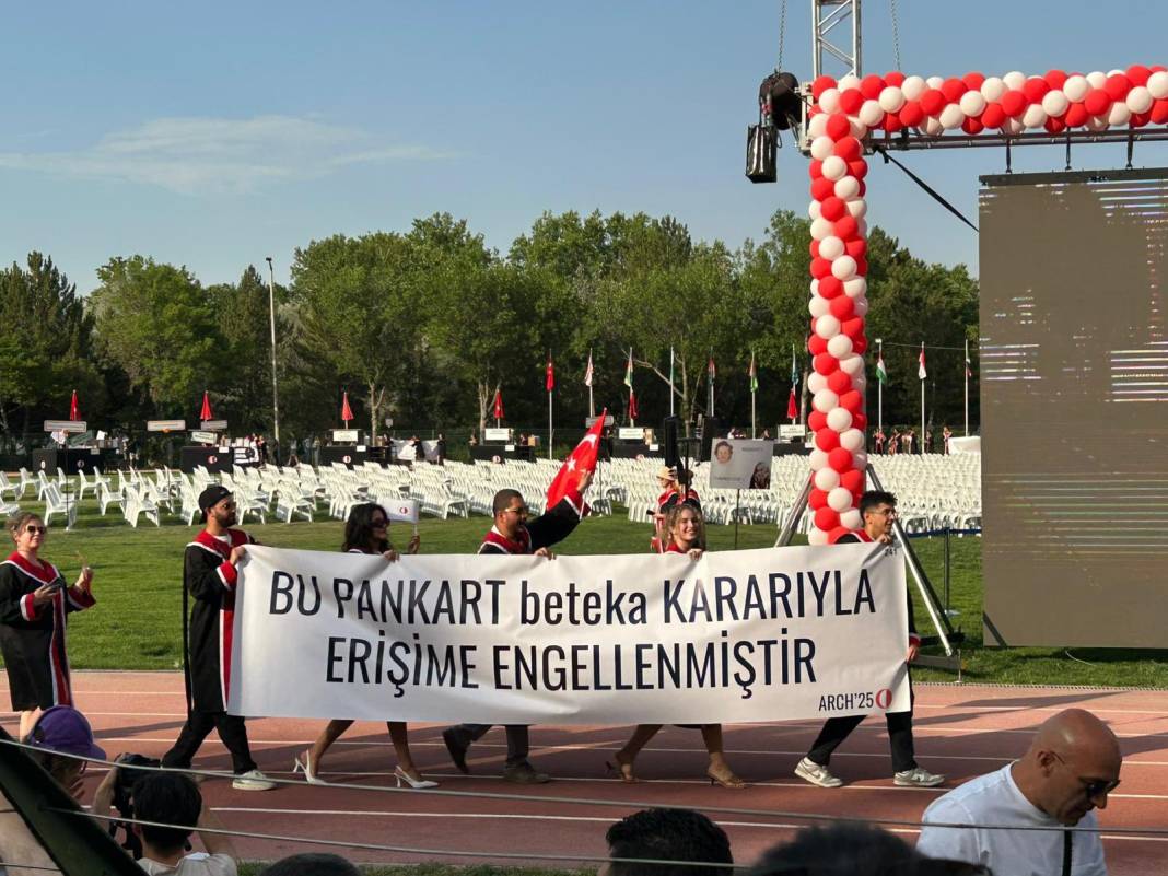 ODTÜ'nün mezuniyet törenine pankartlar damga vurdu 6