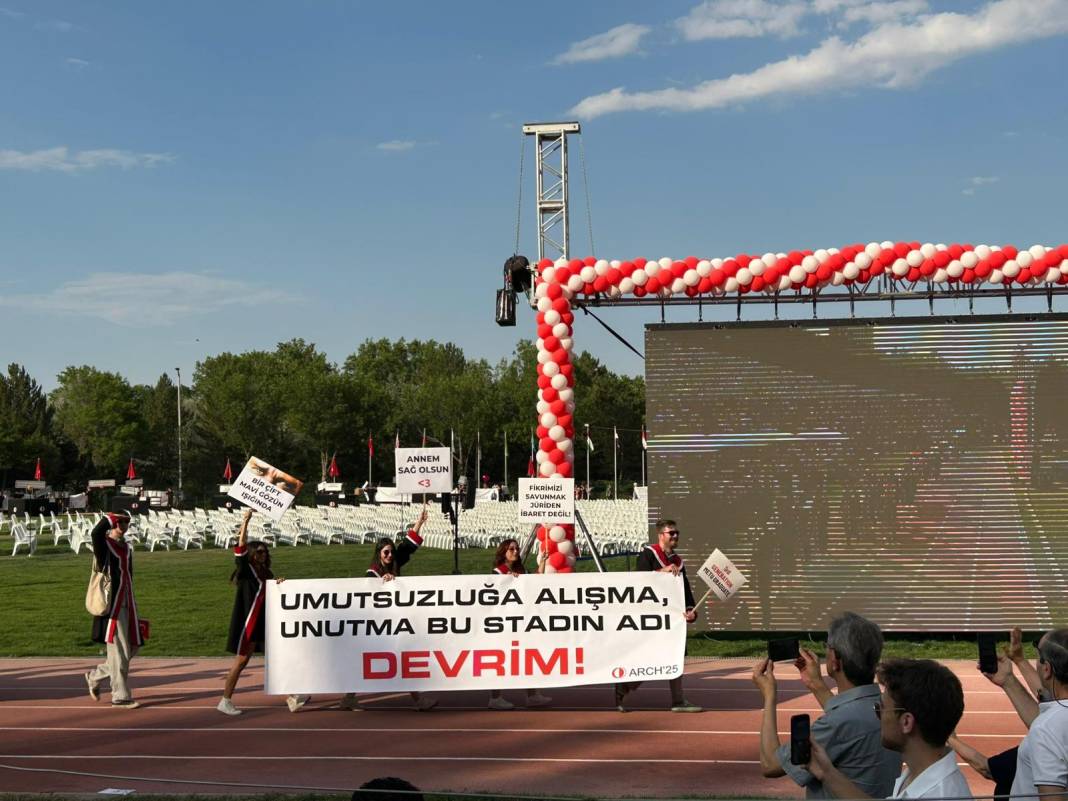ODTÜ'nün mezuniyet törenine pankartlar damga vurdu 1