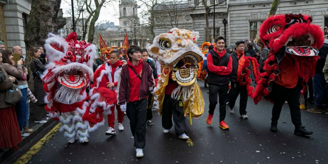 Avrupa'nın en büyük Çin yeni yılı kutlaması: Londra'da sokaklar kırmızıya büründü 5