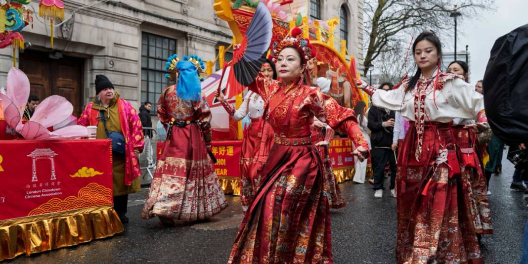 Avrupa'nın en büyük Çin yeni yılı kutlaması: Londra'da sokaklar kırmızıya büründü 2